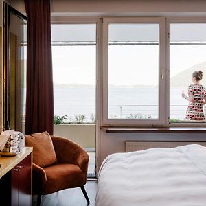 Kleines Zimmer mit Kingsize-Bett